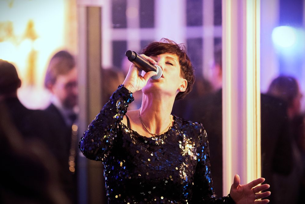 Chanteuse en soirée