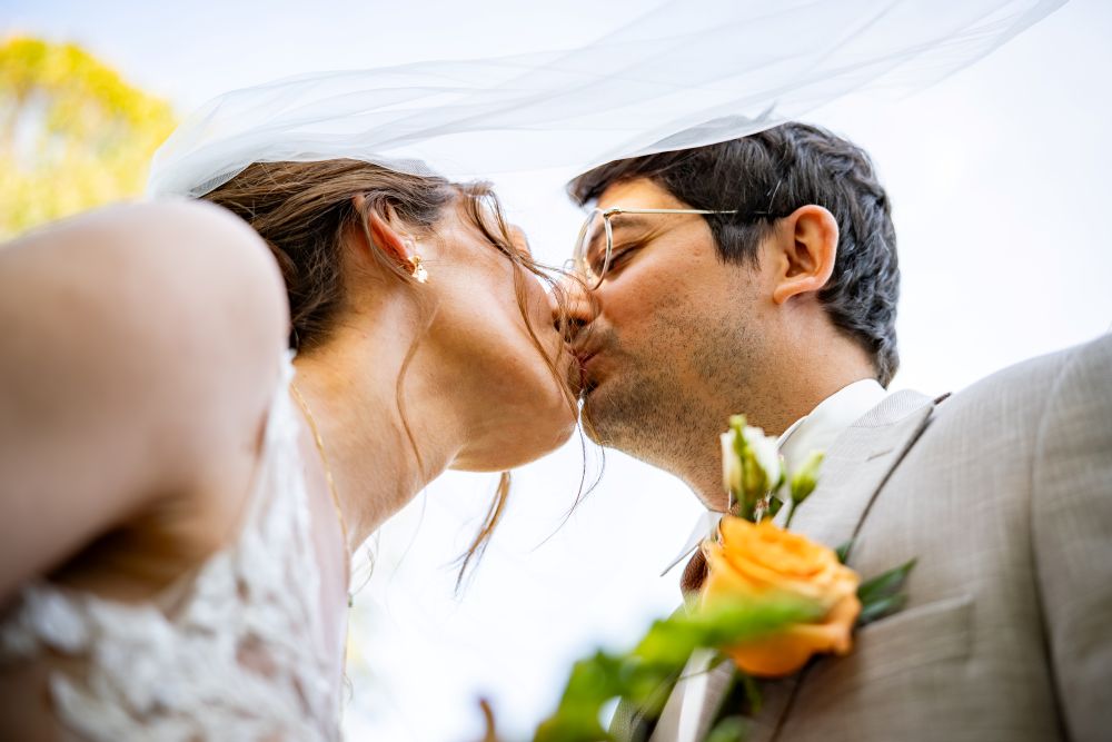 Mariés s'embrassant sous le soleil, en contre plongée