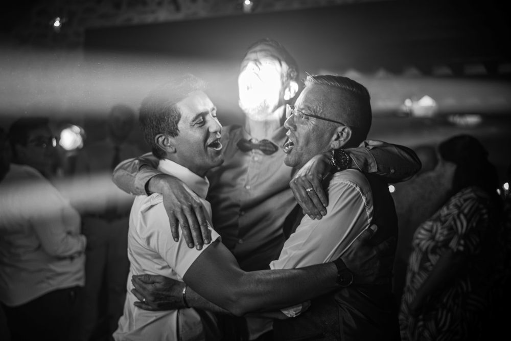 Photos d'amis en soirée sur la piste de danse