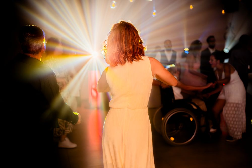 Photo d'une danseuse prise de dos en soirée de mariage